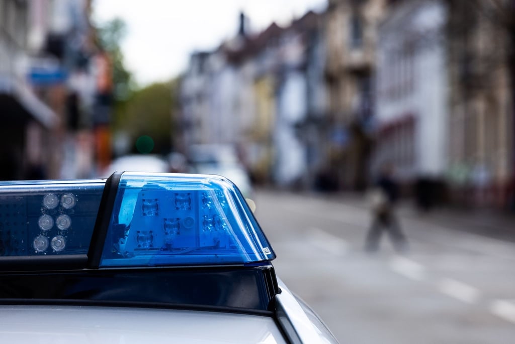 Ein Einsatzfahrzeug der Polizei steht am Straßenrand.