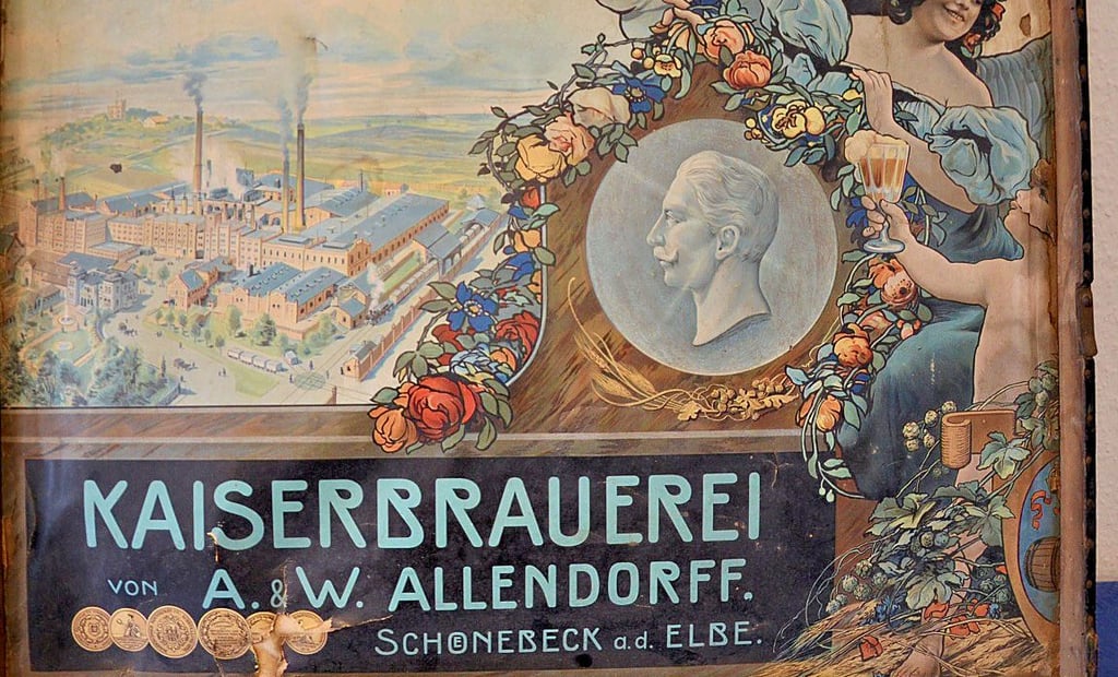 Ein Werbeschild der Allendorff Brauerei aus Schönebeck. Im Hintergrund das weitläufige Brauereigelände.