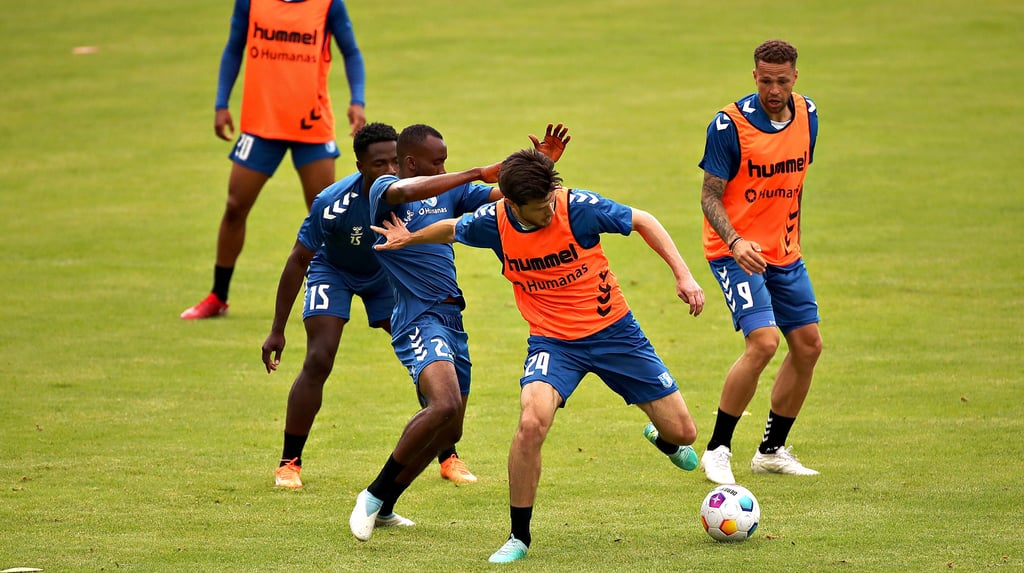 Jean Hugonet, Neuzugang vom SC Austria Lustenau, hält sich hier Silas Gnaka vom Leib – dahinter lauert Daniel Heber im Kampf um das runde Leder während des Trainingsspiels des FCM.
