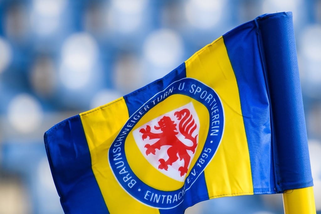 Eine Eckfahne mit dem Logo von Eintracht Braunschweig weht im Stadion.