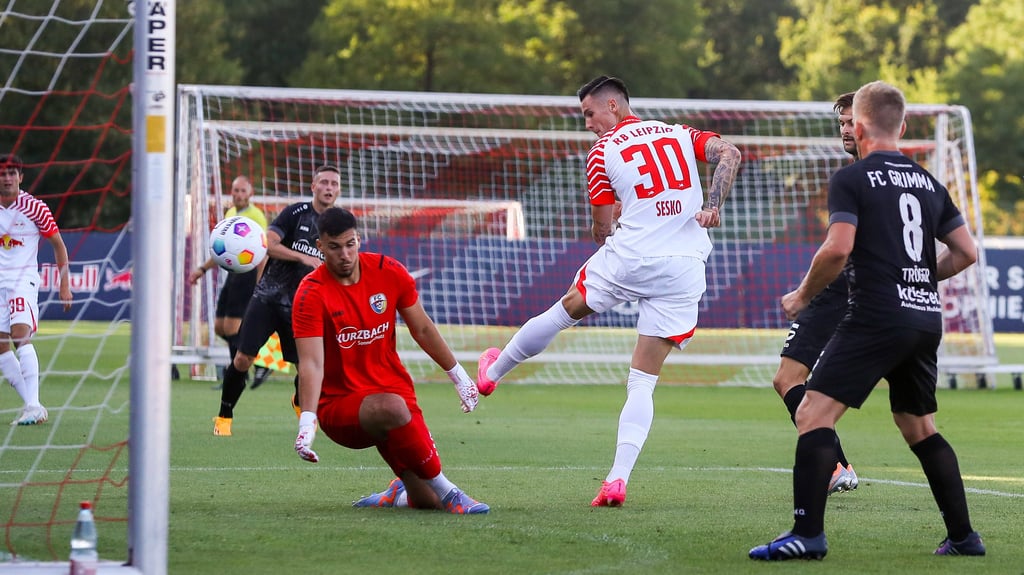 Hattrick zum Einstand: Benjamin Sesko trifft per Hacke.
