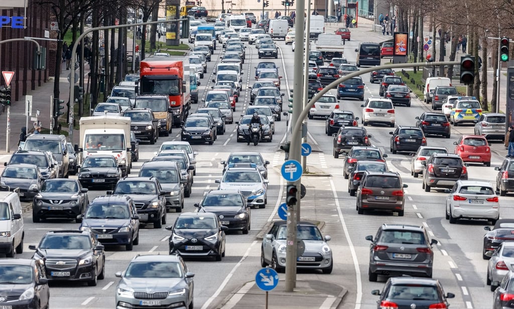 Autos fahren durch die Innenstadt.