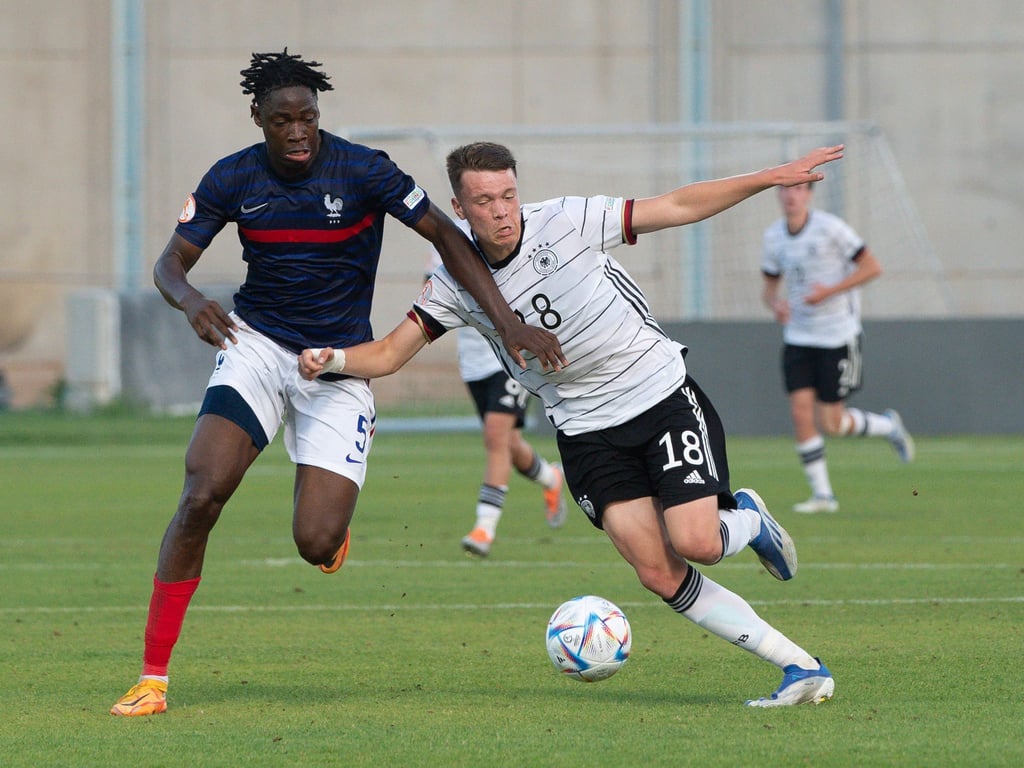 Wechselt zu RB Leipzig: El Chadaille Bitshiabu (l).