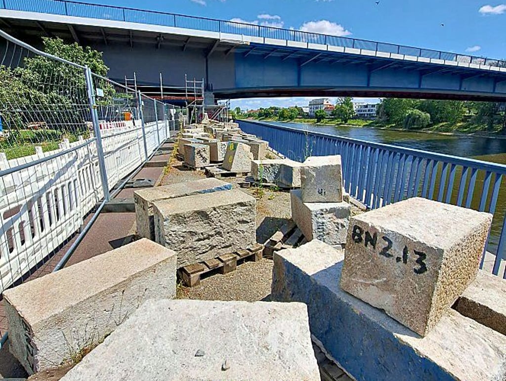 Originalsteine von der Strombrücke lagern - sauber durchnummeriert - unterhalb der Elbüberführung, die zurzeit saniert wird.