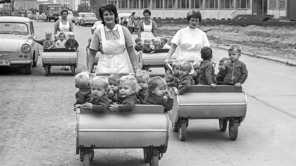 Ausflug einer Kinderkrippe in den 1960er Jahren. Das System der Wochenkrippen war in der DDR eine Ausnahme, aber eine unrühmliche. Erwachsene leiden bis heute unter den Folgen.