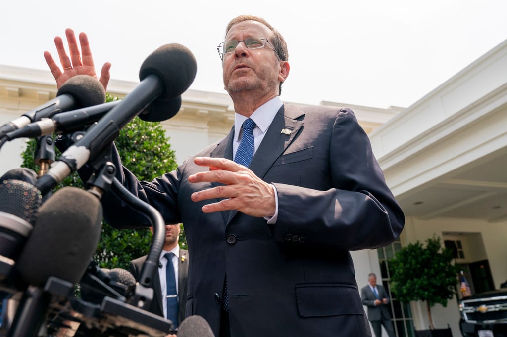 Der israelische Präsident Izchak Herzog spricht zu den Medien vor dem Westflügel des Weißen Hauses nach einem Treffen mit US-Präsident Biden.