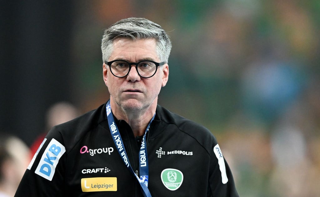 Leipzigs Trainer Runar Sigtryggsson reagiert an der Seitenlinie.