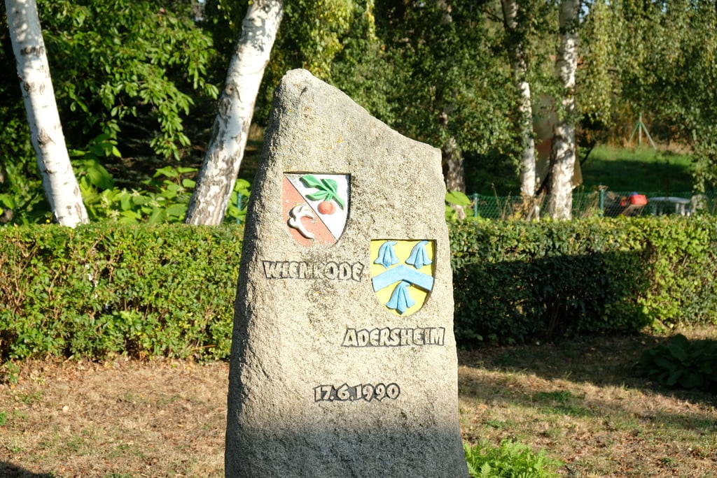 Im Harzdorf Wienrode - hier der Partnerstein, der auf die Freundschaft mit Adersheim in Niedersachsen hinweis - wird im November gewählt, um den Ortschaftsrat wieder aufzufüllen. 