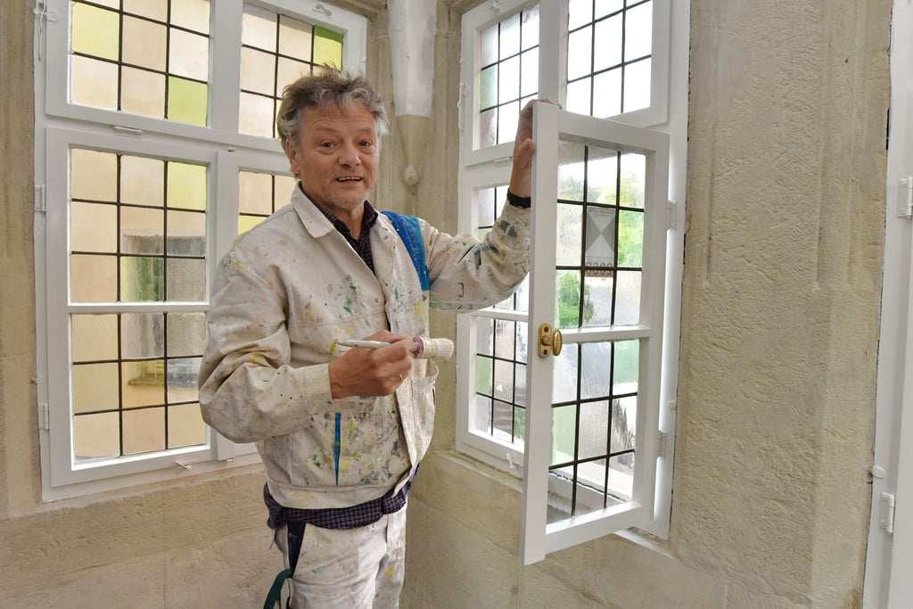 Maler Steffen Weiß streicht Stück für Stück die Fensterrahmen im Geleitshaus in der Weißenfelser Großen Burgstraße.