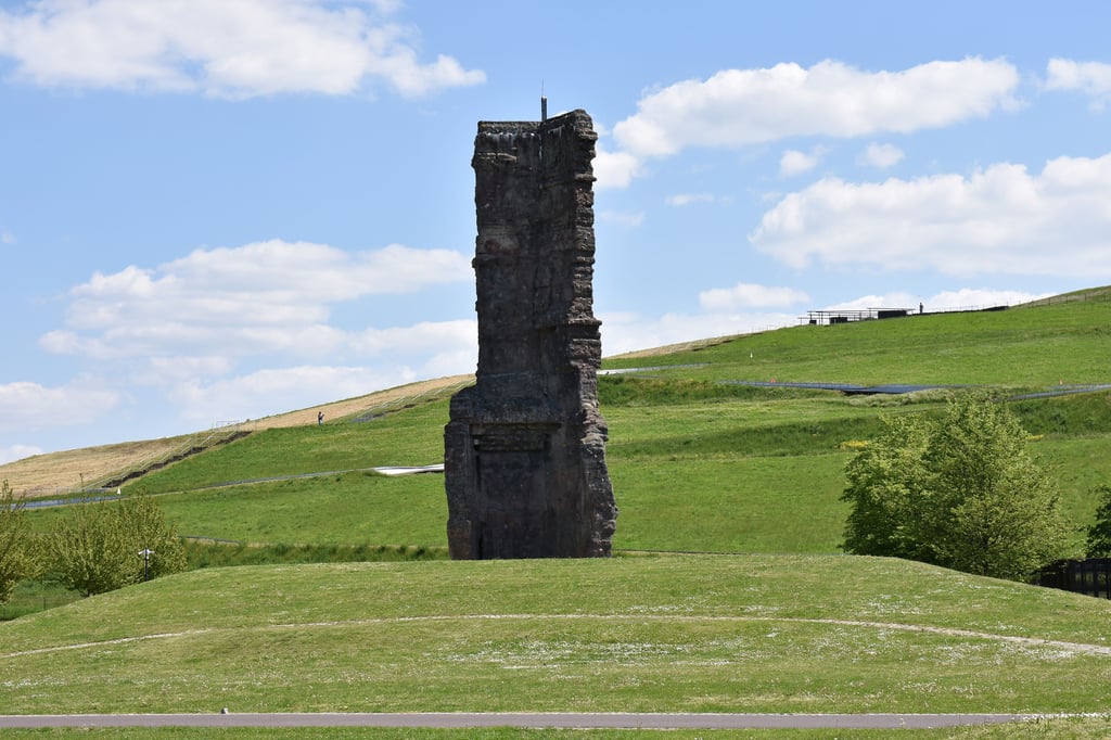 Der 25 Meter hohe Kletterfelsen wurde einst zur Bundesgartenschau errichtet. Er steht auf dem Großen Cracauer Anger im Elbauenpark.