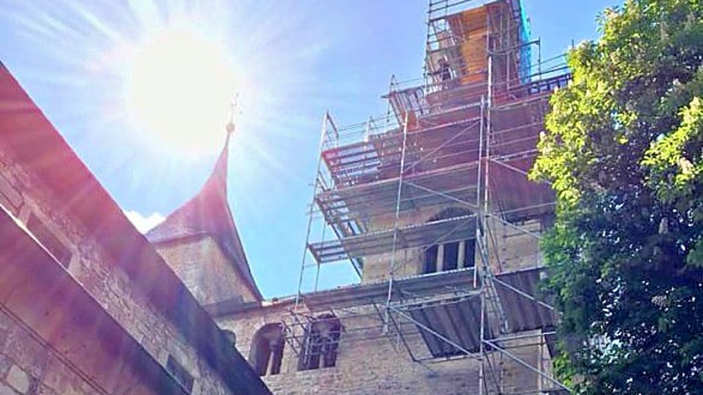 Der Nordturm der Froser Kirche war eingerüstet.