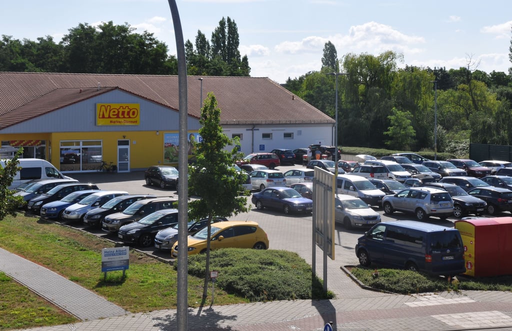 Der Parkplatz der Netto-Filiale an der Osterburger Straße in Stendal war nach der Wiedereröffnung gut gefüllt.