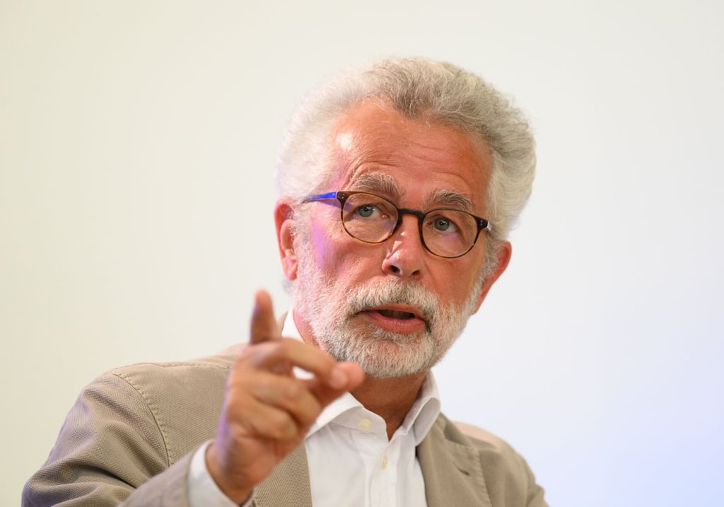 Hans Vorländer, Lehrstuhlinhaber Professur für Politische Theorie und Ideengeschichte und Direktor des Zentrums für Verfassungs- und Demokratieforschung an der TU Dresden gestikuliert.