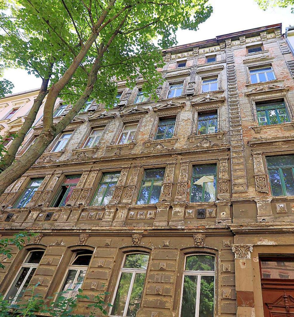Das Haus in der Schwetschkestraße muss dringend saniert werden.