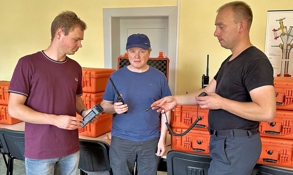In der Burger Feuerwehr werden derzeit die Komponenten für die modernen Funkgeräte zusammengefügt. Fachbereichsleiter Jens Vogler stimmt sich hier mit Julian Strobach, Sachbearbeiter Brand- und Katastrophenschutz, sowie Student Johannes Scholz ab.
