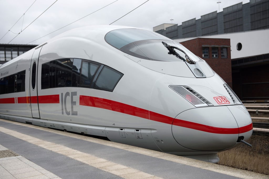 Modernisierter ICE-3-Hochgeschwindigkeitszug der Deutschen Bahn.