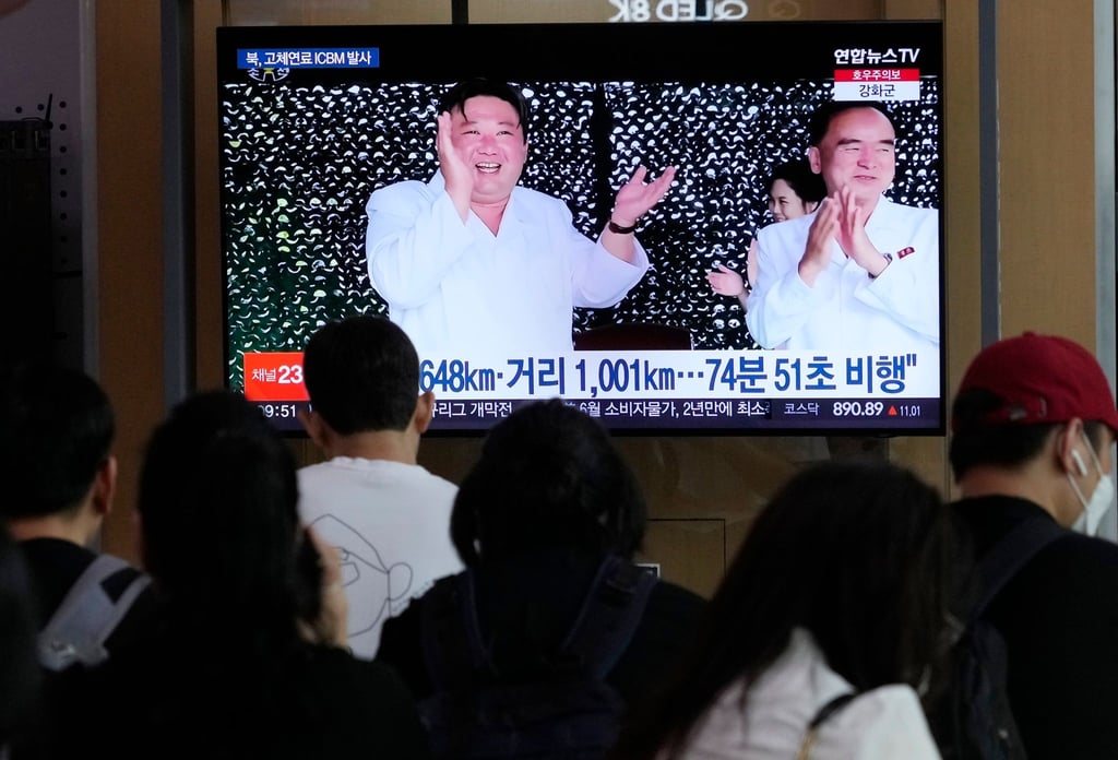 Ein Fernsehbildschirm zeigt ein Bild von Kim Jong Un (l) während einer Nachrichtensendung im Bahnhof von Seoul.