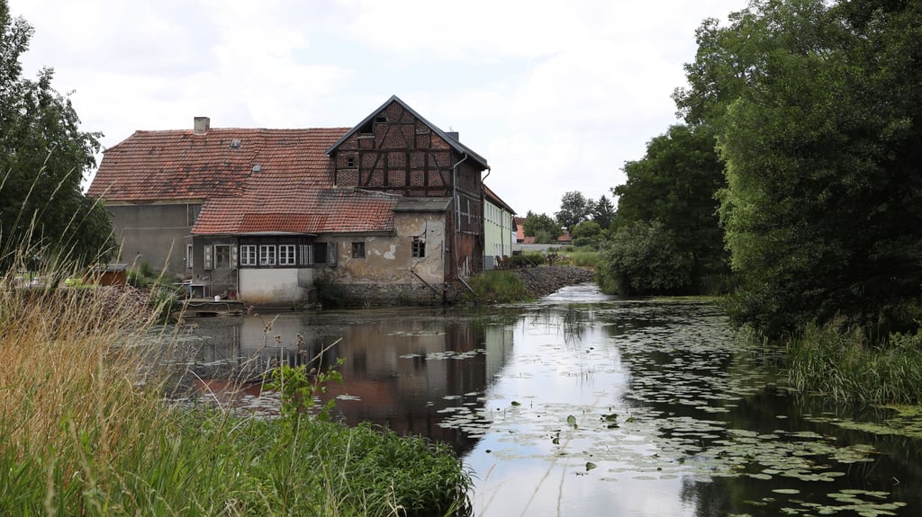 Die Mittelmühle am östlichen Ortsrand von Jersleben heute. Sie diente ab Anfang des 20. Jahrhunderts als Stromlieferant für den Ort.