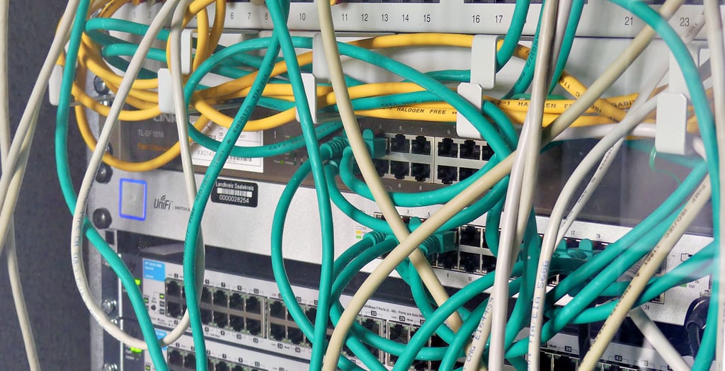 Ein Blick in den alten Serverschrank. Er wird im Sommer durch ein deutlich größeres Modell ersetzt.