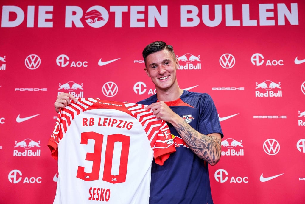 Leipzigs Neuzugang Benjamin Sesko präsentiert sein Trikot.