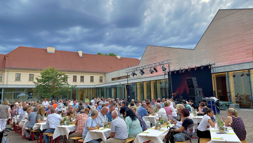 Lange waren die dunklen Wolken über dem Stadthaushof friedlich.