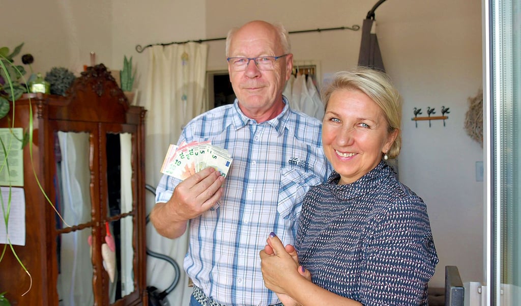 Uwe Schulz freute sich über den Geldsegen, den er von Bogumila Jacksch überreicht bekam.