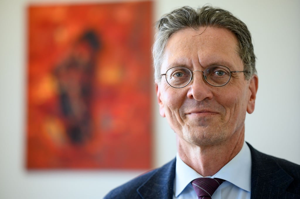 Der Berliner Senator Bauen und Wohnen Christian Gaebler (SPD) lächelt in die Kamera.