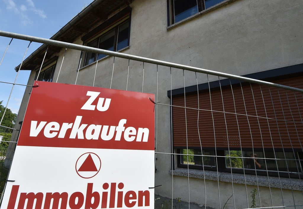 Ein Wohnhaus steht zum Verkauf.