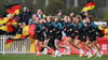 WM-Vorbereitung: Die deutsche Frauenfußball-Nationalmannschaft wärmt sich während einer offenen Trainingseinheit im Central Coast Regional Sporting &amp; Recreation Centre in Tuggerah in Australien auf.