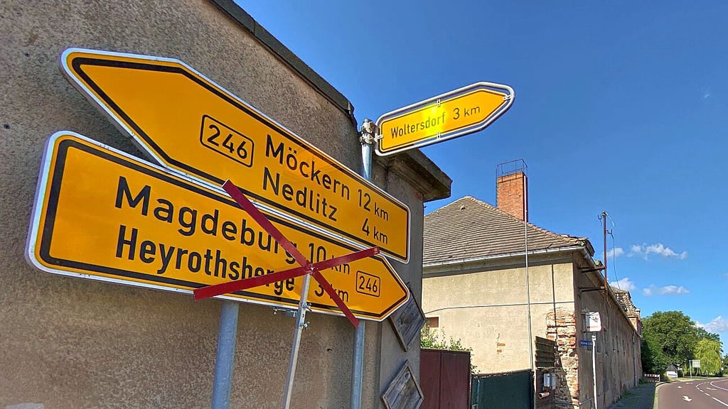 Die Bundesstraße 246 in Königsborn ist seit Montag voll gesperrt. Hintergrund der Baumaßnahme ist ein grundhafter Straßenausbau. Wer mit dem Auto nach Heyrothsberge fahren will, muss eine 22 Kilometer lange Umleitung nehmen – oder abkürzen.