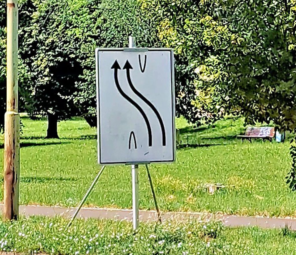 Schlängeltour: Hinweisschilder auf dem Schleinufer in Magdeburg weisen schon weit vor der Baustelle auf die geänderte Verkehrsführung hin.