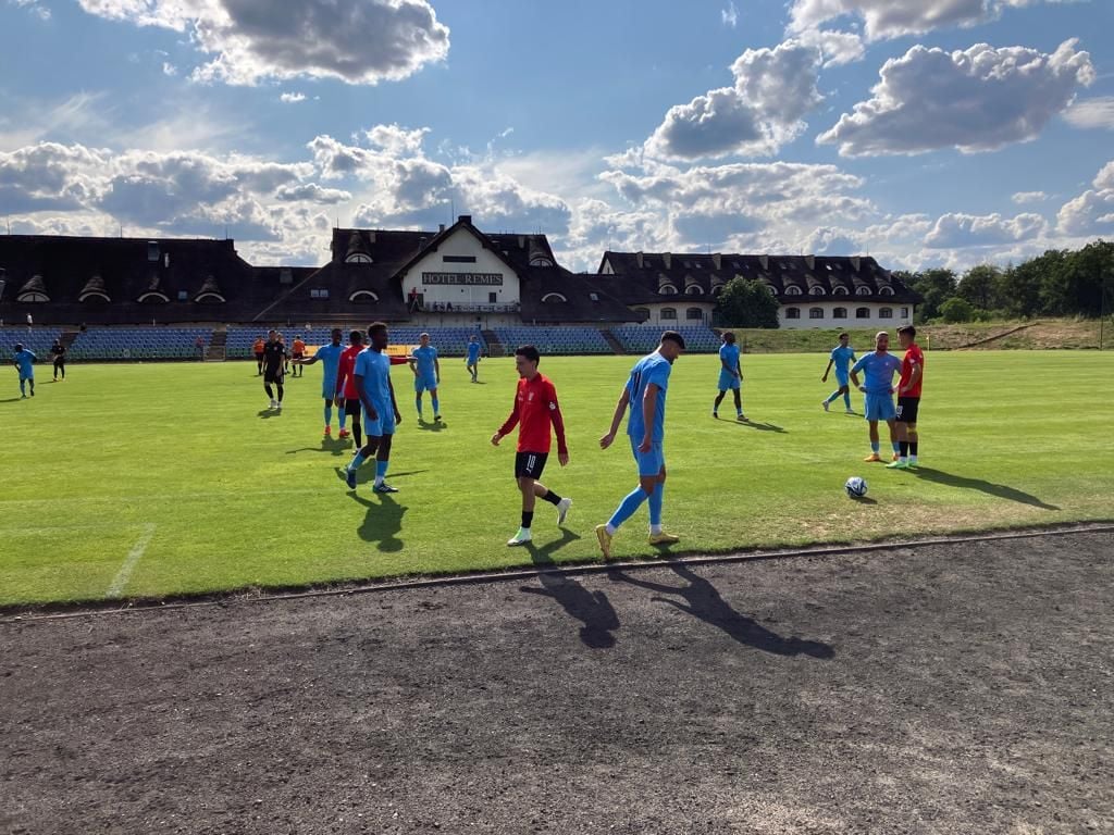 Das Testspiel gegen Viktoria Berlin fand im Stadion des Hotels statt.