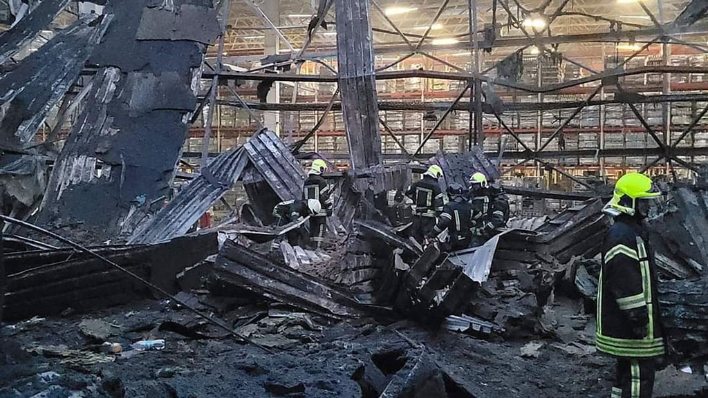 Nach einem russischen Luftangriff auf Odessa Mitte Juni löschen Feuerwehrleute einen Brand in einem Lagergebäude. Nun hat Russland die Schwarzmeerstadt erneut angegriffen.