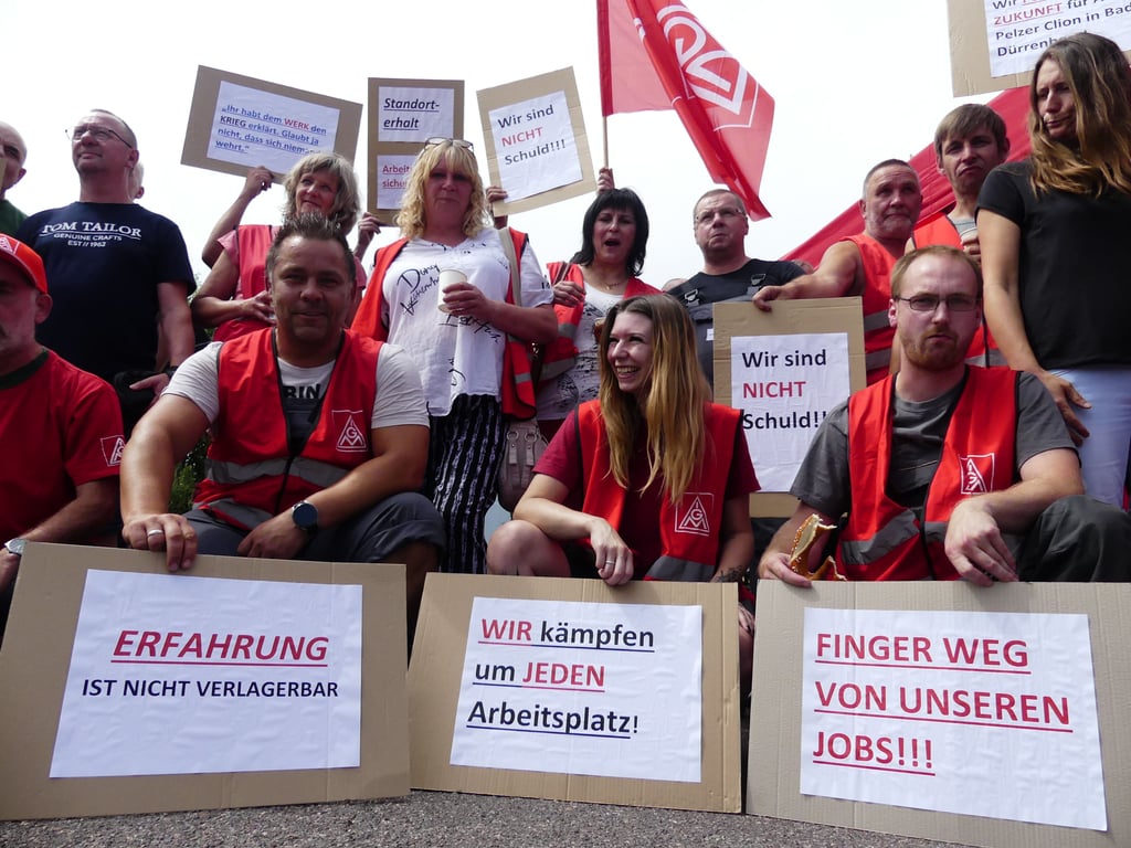 Mit Plakaten machten die Beschäftigten ihrem Unmut Luft.