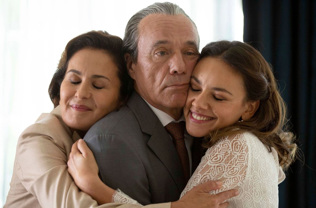 Vater Arthur (Heiner Lauterbach), Tochter Antonie (Janina Uhse, r) und Mutter Isabel (Marie-Lou Sellem) in einer Szene des Films „Es ist zu deinem Besten“.
