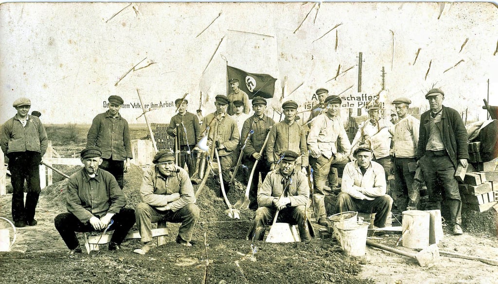 Bau der Weinbergsiedlung 1934. Einer dieser Arbeiter auf dem Foto wird auch Paul Rummel sein, der die Zigarrenkiste mit dem Zeitungsausschnitt und seinen Notizen im Grundstein einmauerte. Die Männer – überwiegend Arbeiter – waren damals glücklich, ein eigenes Haus zu bekommen.