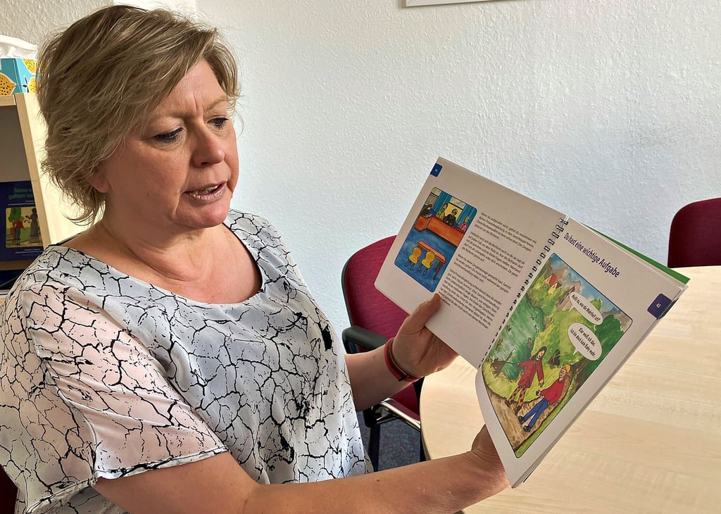 „Du hast eine wichtige Aufgabe“, heißt es in dieser Opferfibel für Kinder. Ines Hollstein vom Sozialen Dienst der Justiz Halberstadt hilft altersgerecht allen Opferzeugen.