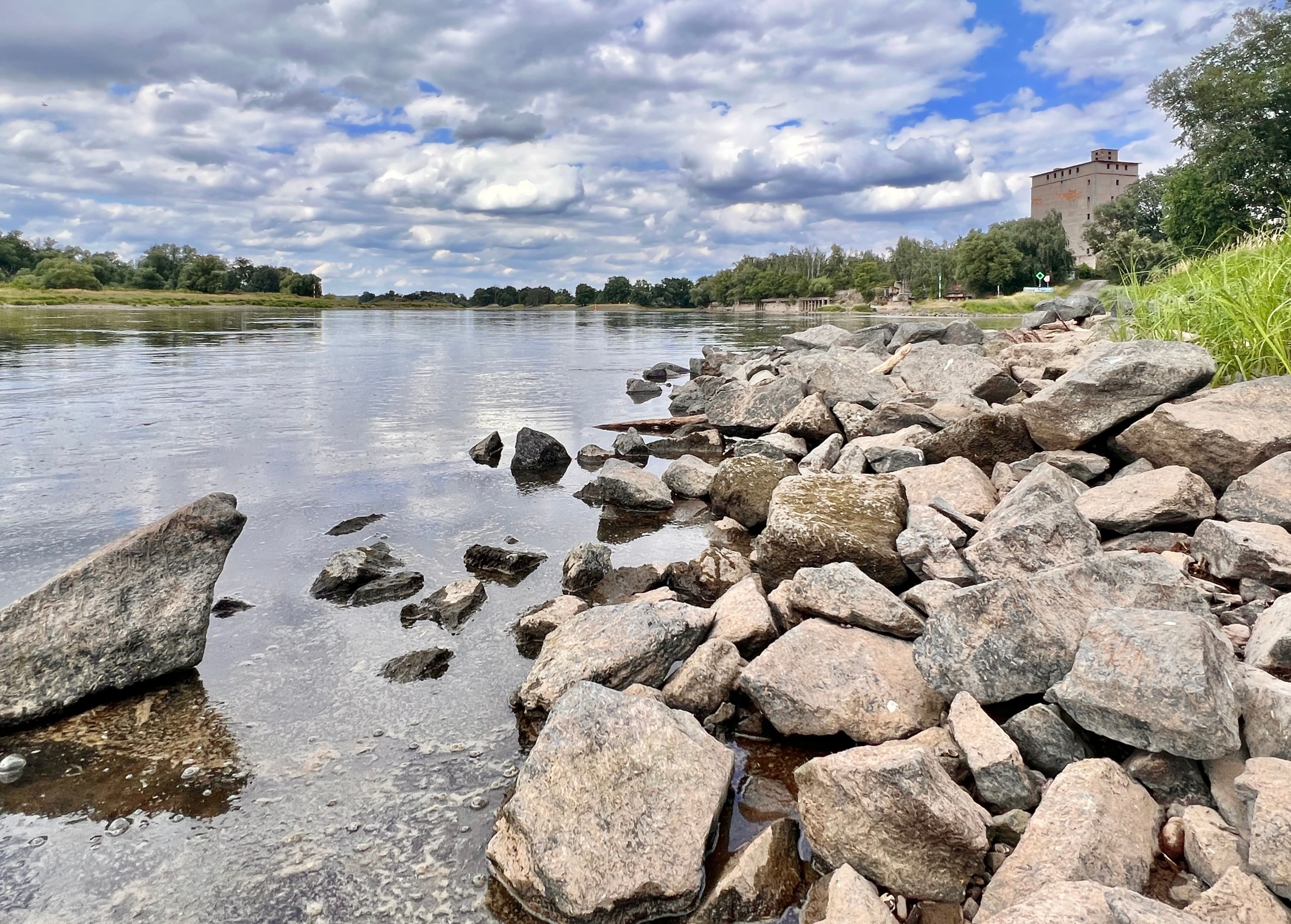 Zu Wenig Wasser In Der Elbe: Fähren Beschränken Traglast: So Ist Die ...