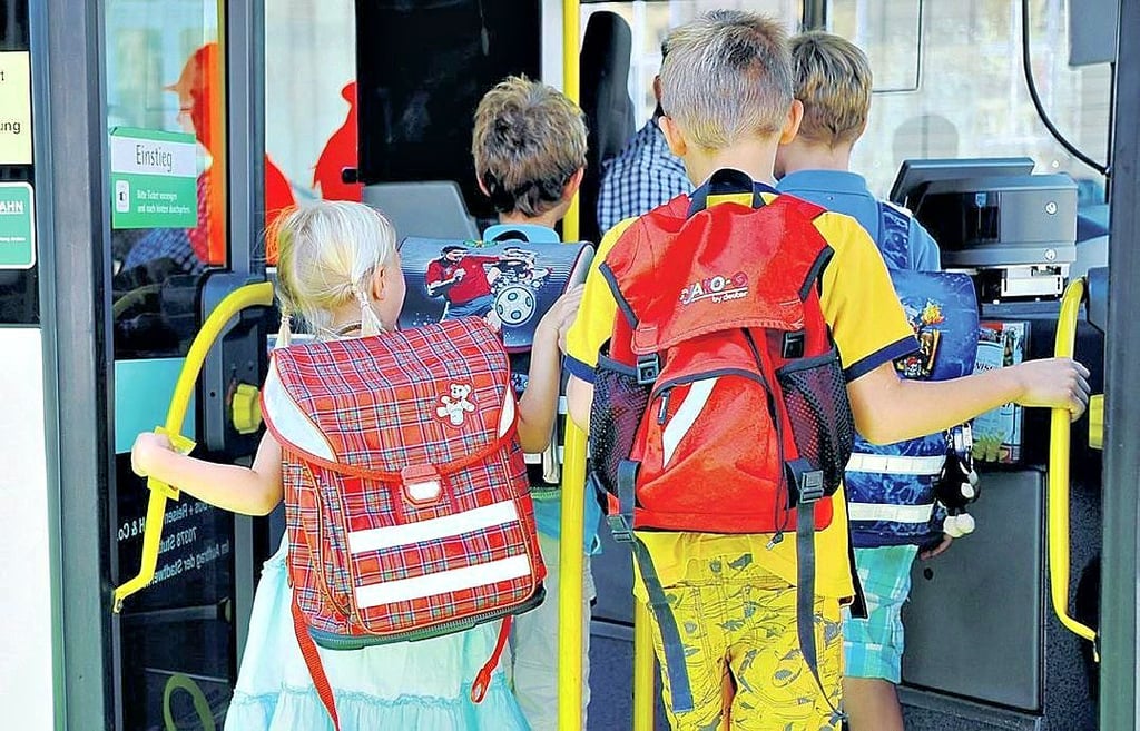 Mit dem Bus zur Schule: Kinder aus Falkenstein/Harz müssen umsteigen - das wird manchmal knapp.