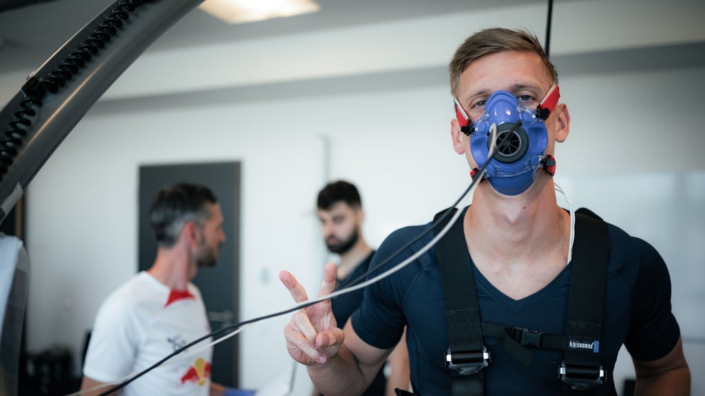 Peace! Dani Olmo absolviert die Leistungstests bei RB Leipzig.