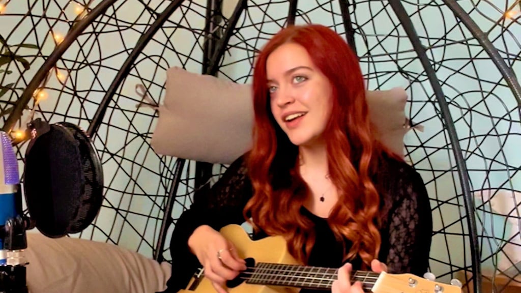 Janica Hess aus Staßfurt ist Sängerin der Irish-Folk-Band "F.misd". Sie schreibt ihre Lieder an Piano, Gitarre und Ukulele. Immer entstehen die Songs in der Dunkelheit, sagt sie.