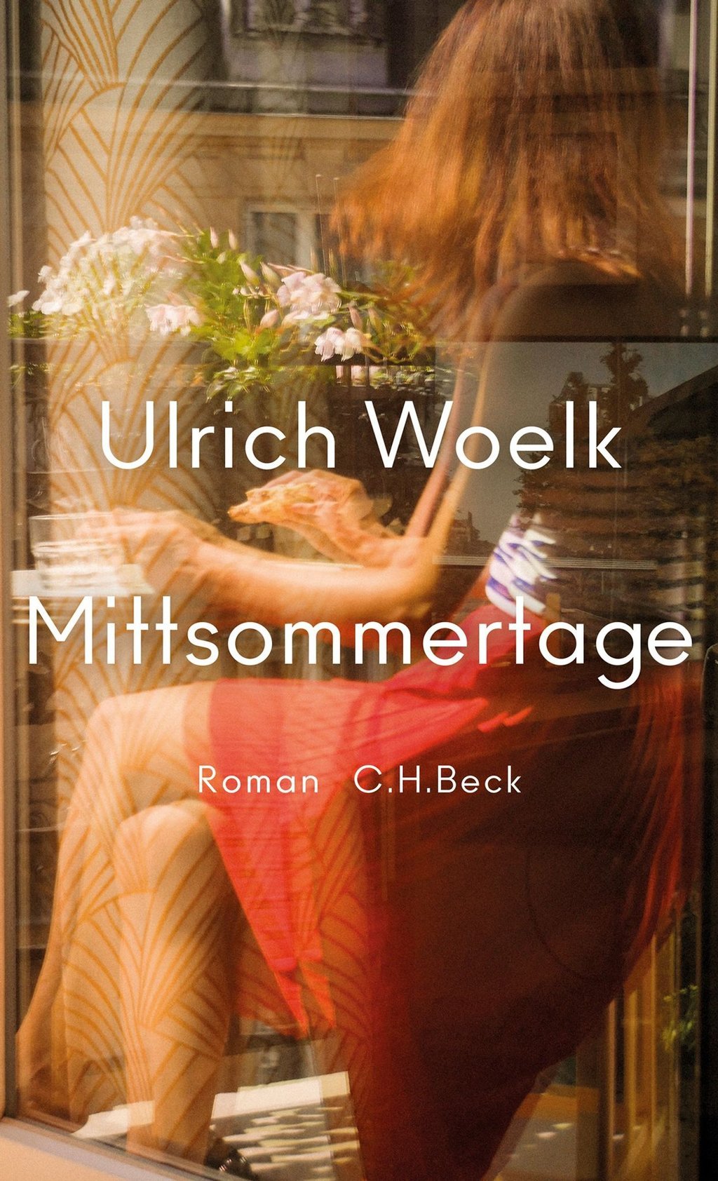 Ulrich Woelk spiegelt auf knapp 300 Seiten die aufgeheizte Atmosphäre der Zeit wider.