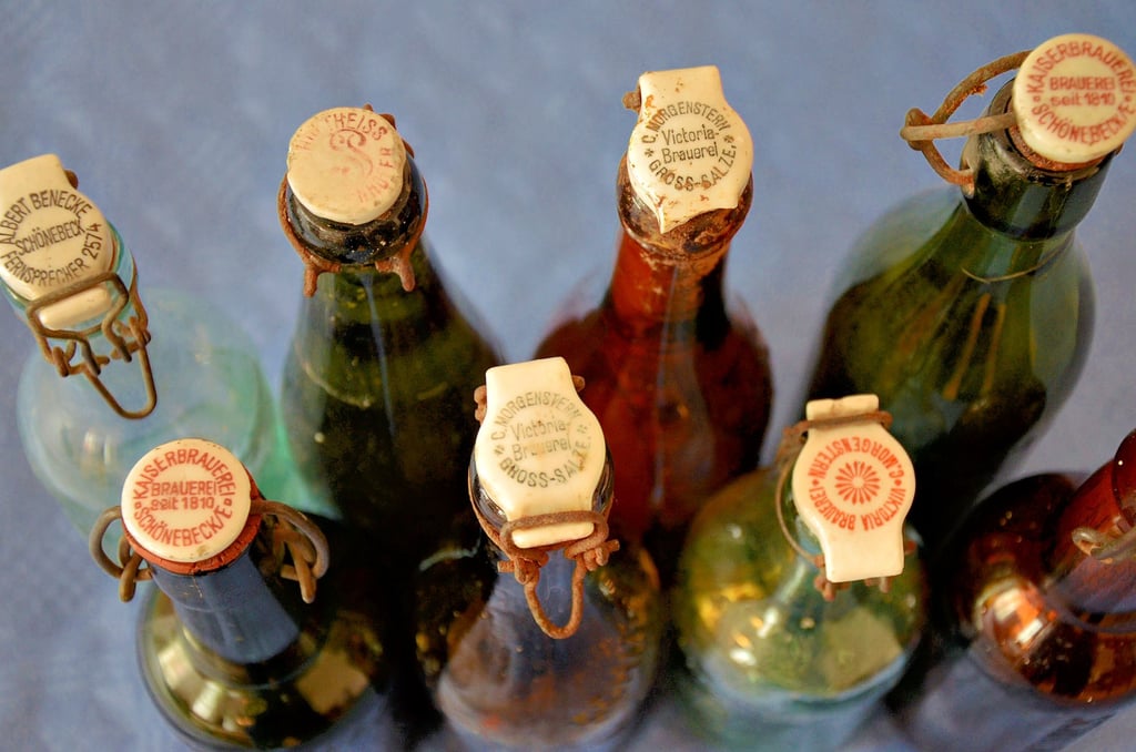 Einst waren mehrere Brauereien in Schönebeck ansässig. Die beschrifteten Verschlussklappen geben Aufschluss über deren Namen. Hier sind Flaschen der Brauereien Albert Benecke, der Kaiserbrauerei und von C. Morgenstern zu sehen.