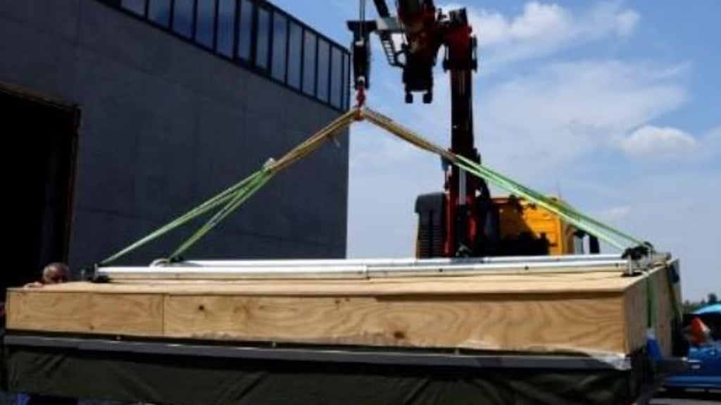 Das Massengrab ist über den Hintereingang in das neue Gebäude transportiert worden.