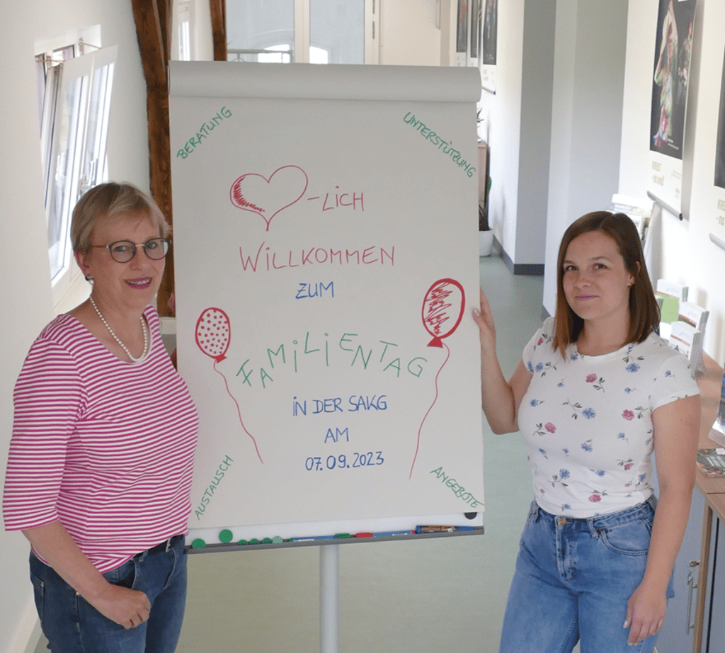 Laden zu einem Familientag der Sachsen-Anhaltischen Krebsgesellschaft in Halle ein: Psychoonkologin Walburga Nordhaus (links) und Psychologin Franziska Jockel