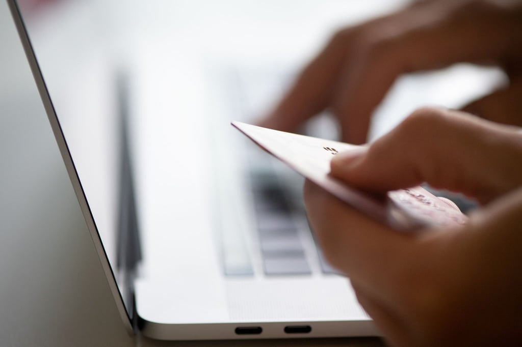 Am Rechner schnell erledigt: Das Limit von Kreditkarten können Verbraucherinnen und Verbraucher meist unkompliziert per Online-Banking anpassen. Gebühren verlangen die meisten Institute dafür nicht.