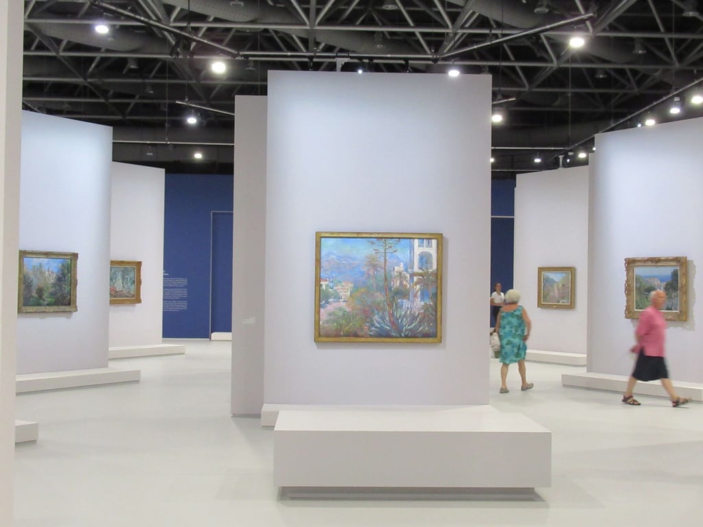Blick in die Ausstellung „En pleine lumière“ (Bei vollem Licht) im Grimaldi-Forum.
