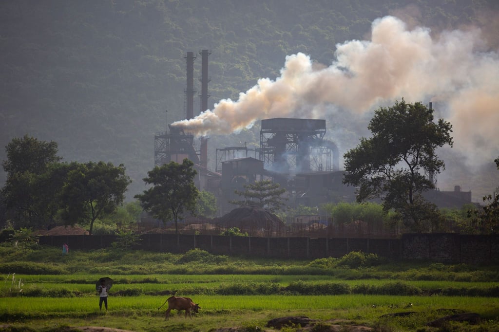 Rauch steigt aus einem mit Kohle betriebenen Stahlwerk im Dorf Hehal in der Nähe von Ranchi im östlichen Bundesstaat Jharkhand.