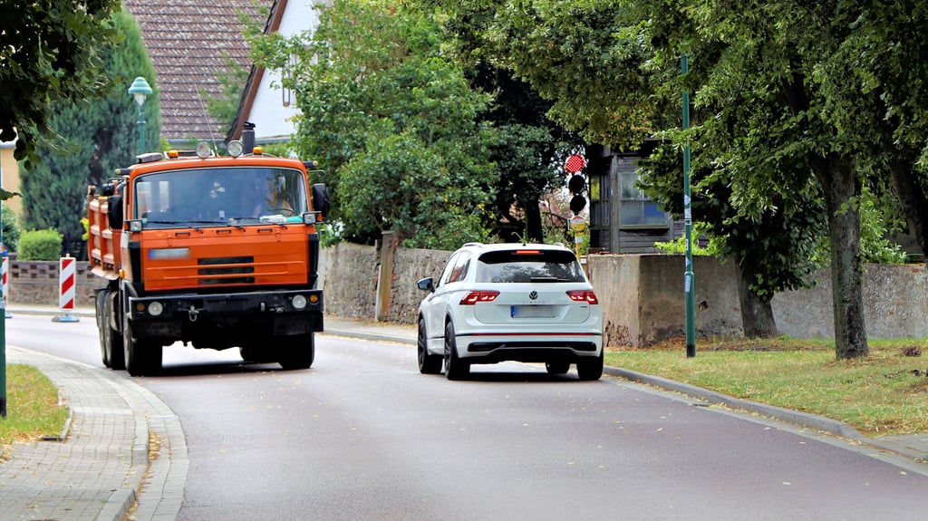 Eine Baustellenampel regelt derzeit den Verkehr in Meseberg.