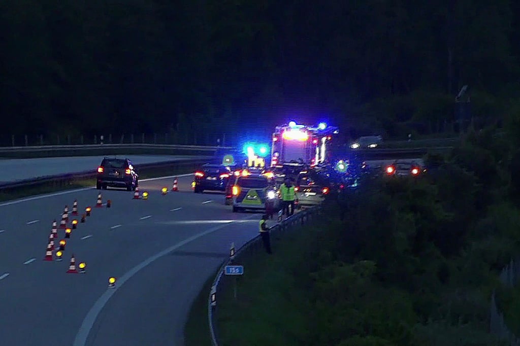 Polizisten sperren einen Teil der A9 ab.